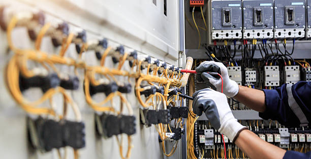 Professional Electrician technician working in Munroe Falls, OH